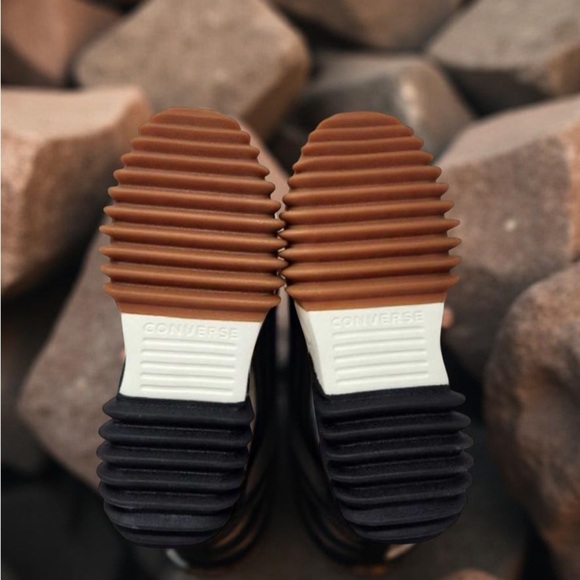 Converse Red and Black High-Top Sneakers with Iconic Design - Picture 5 of 5